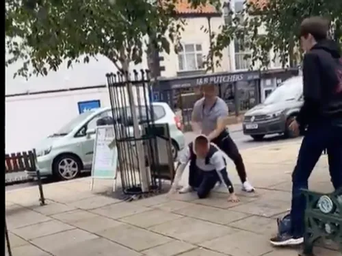 Un homme agresse un adolescent qui s'avère être champion du monde...